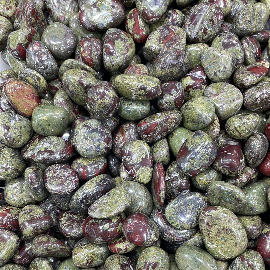 Pietra levigata di diaspro sangue di drago