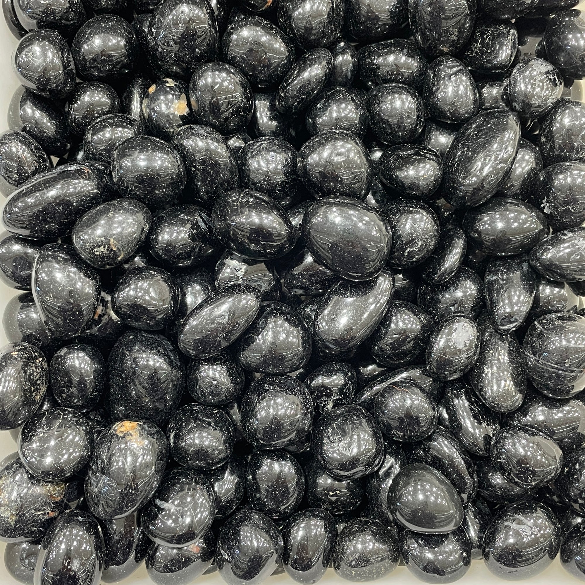 Pietra levigata di tormalina nera