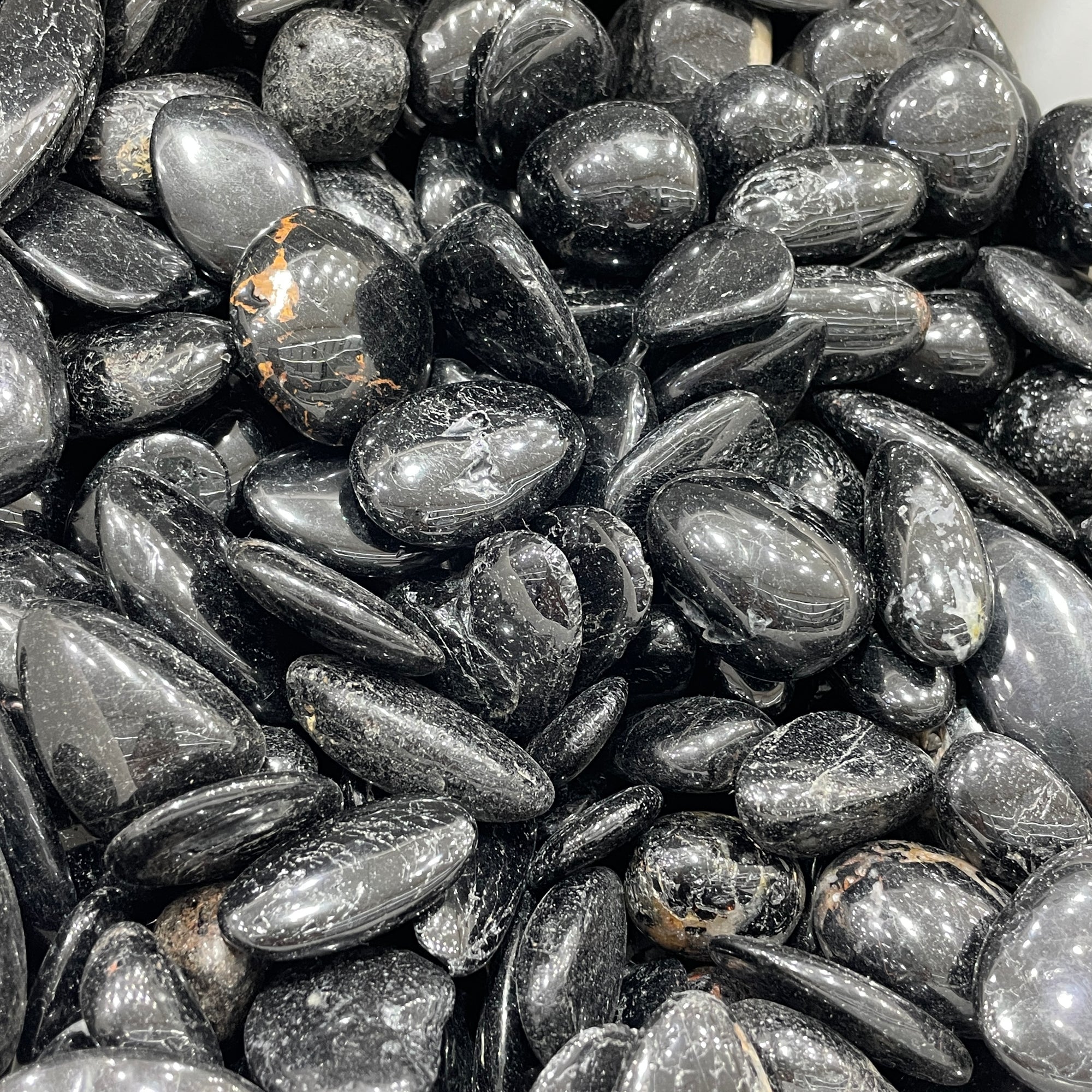 Pietra levigata di tormalina nera