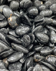 Pietra levigata di tormalina nera
