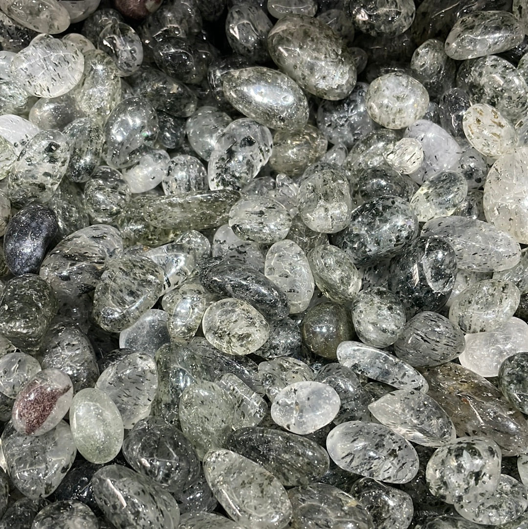Quarzo trasparente con scaglie di biotite verde (mica verde)