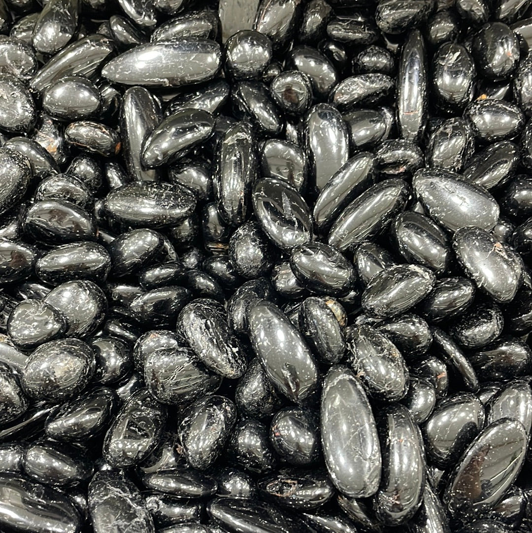 Pietra levigata di tormalina nera