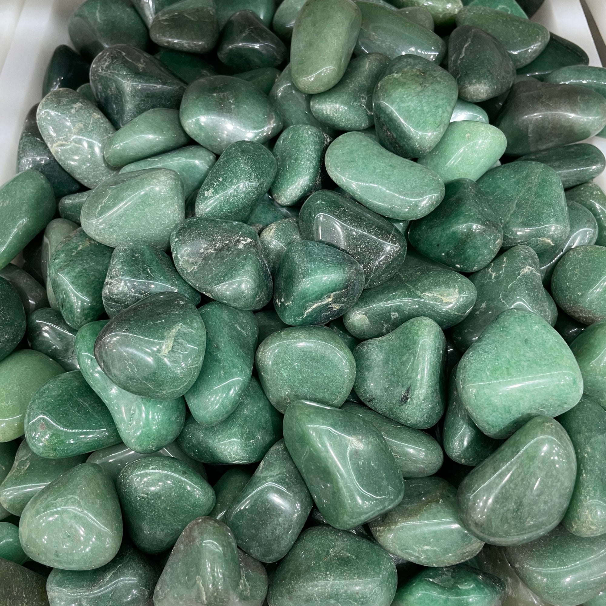 Pietra levigata di avventurina verde