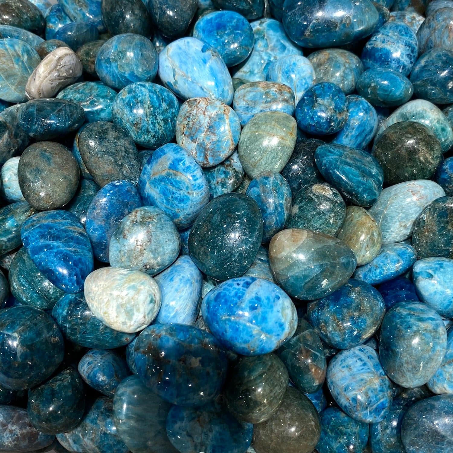 Pietra levigata di apatite blu