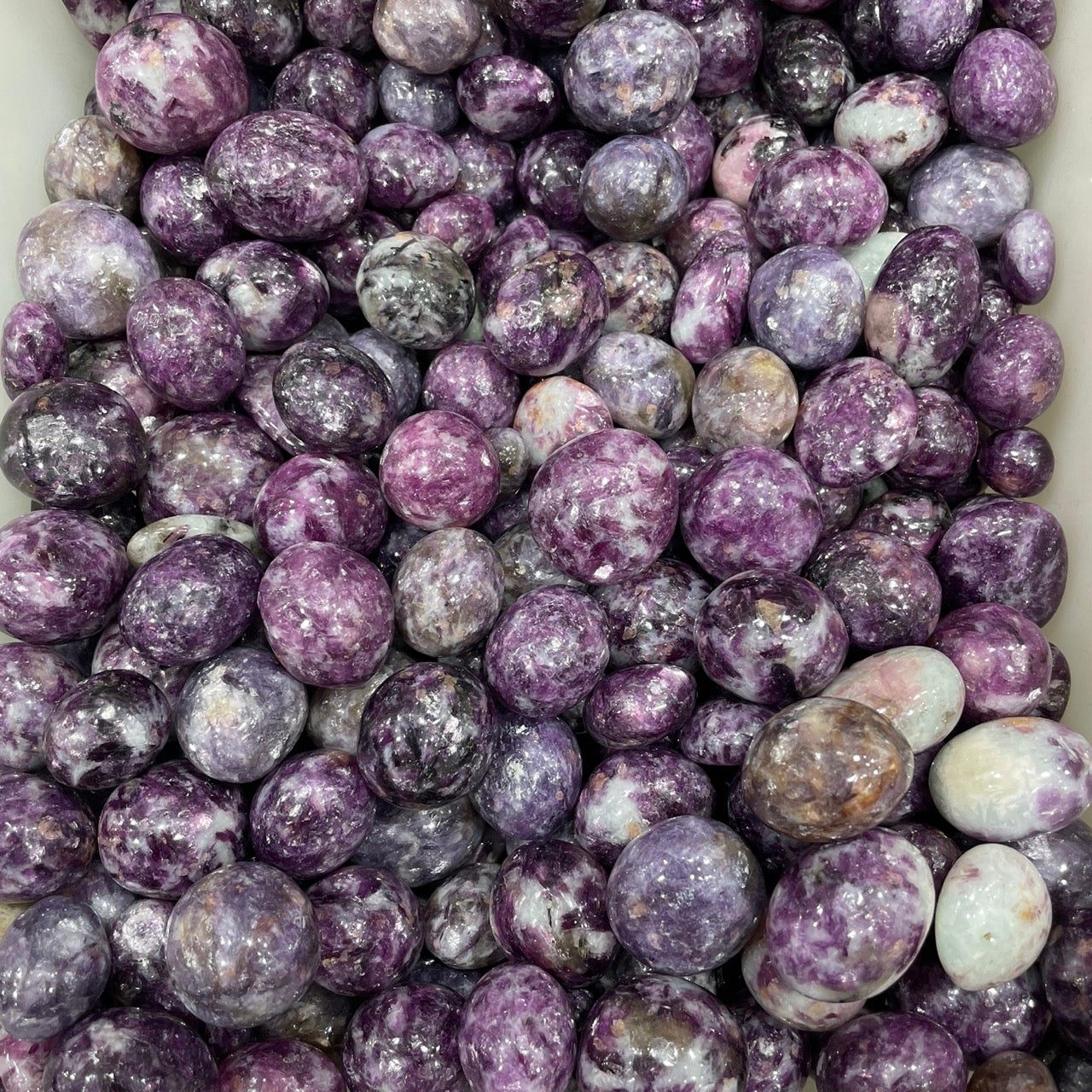 Pietra levigata di lepidolite