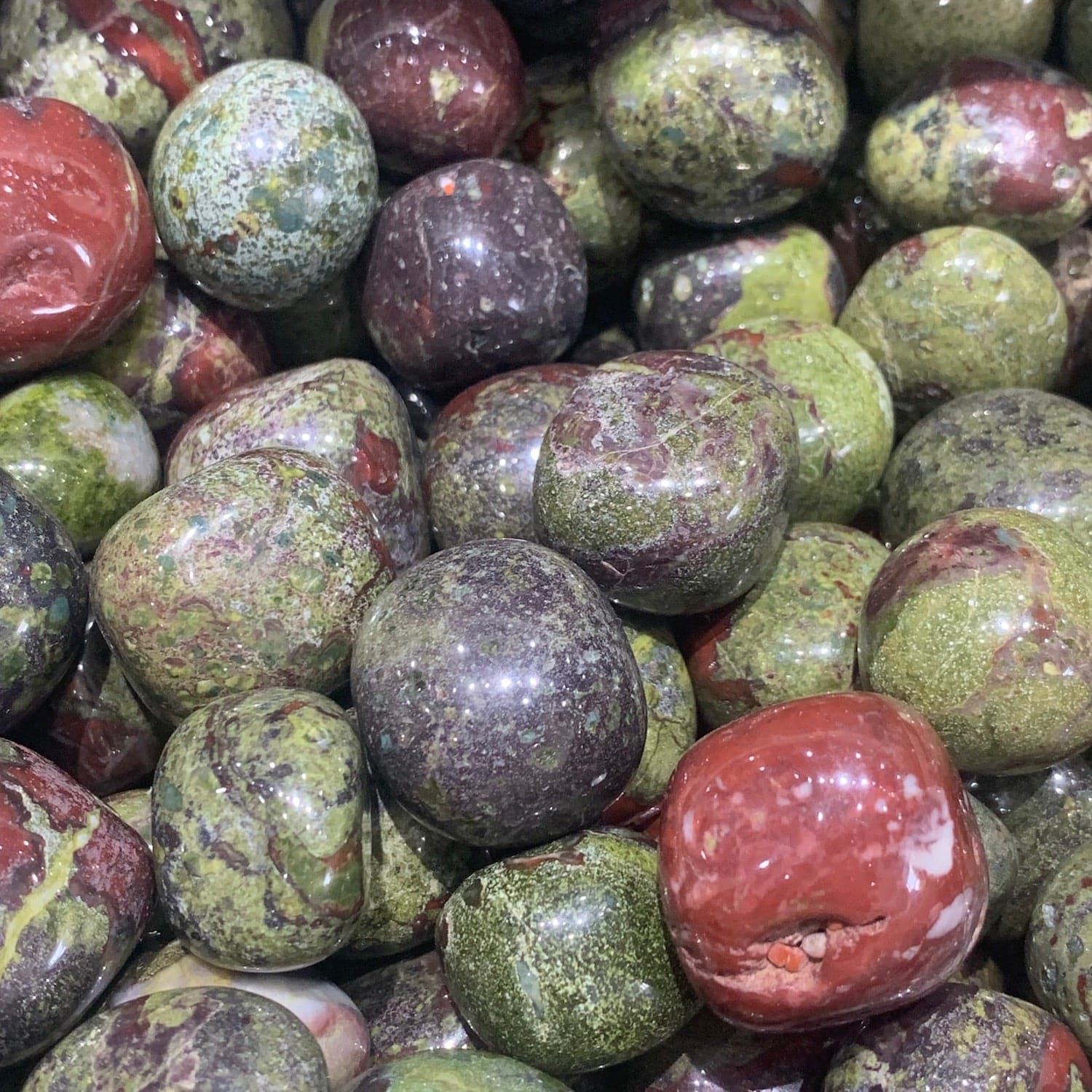 Pietra levigata di diaspro sangue di drago