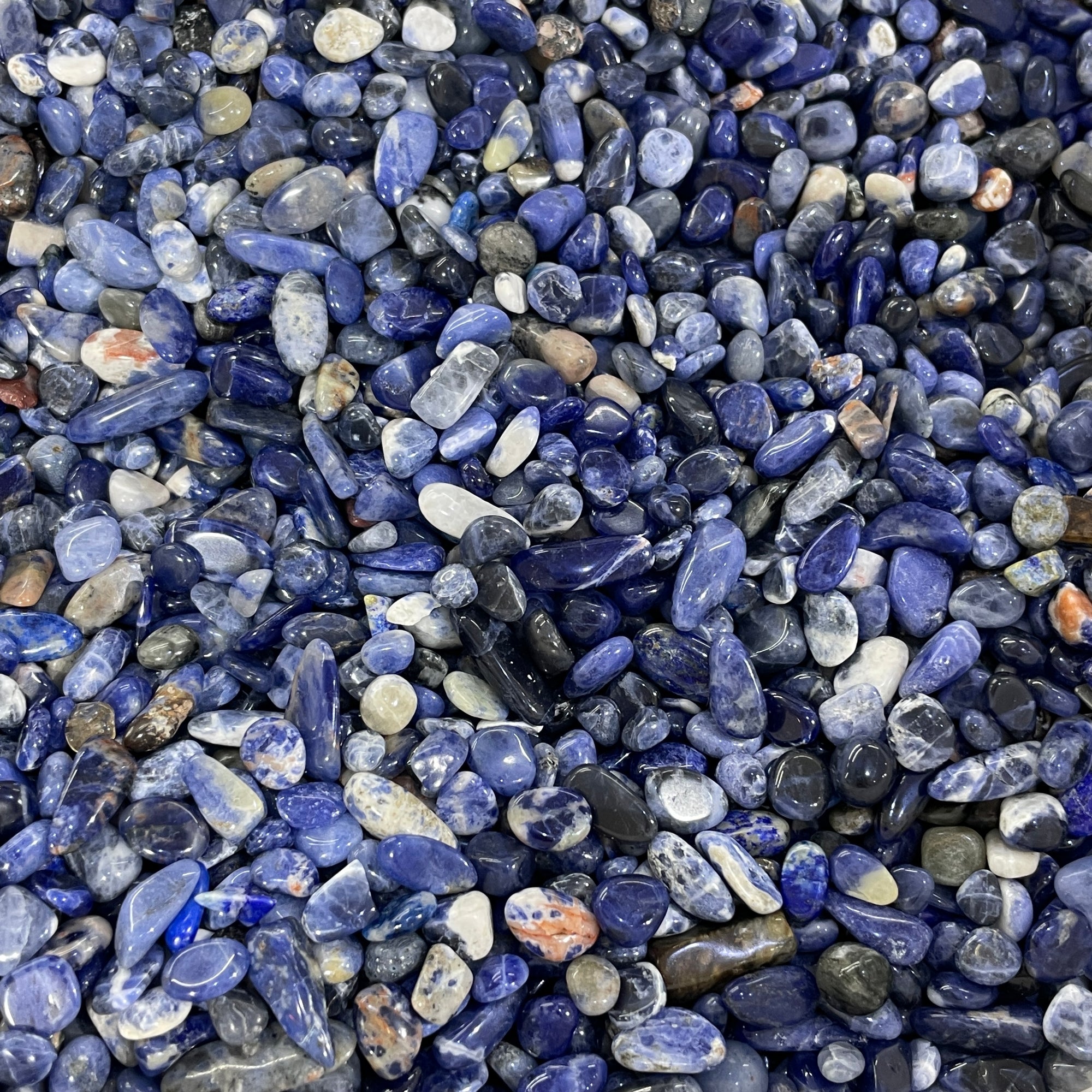Scaglie di sodalite blu