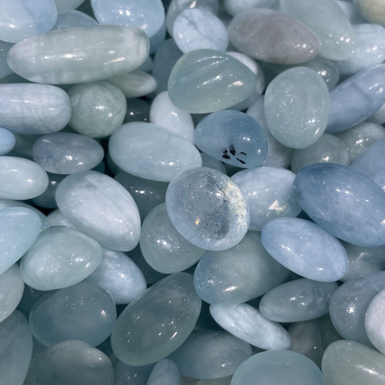 Pietra levigata acquamarina