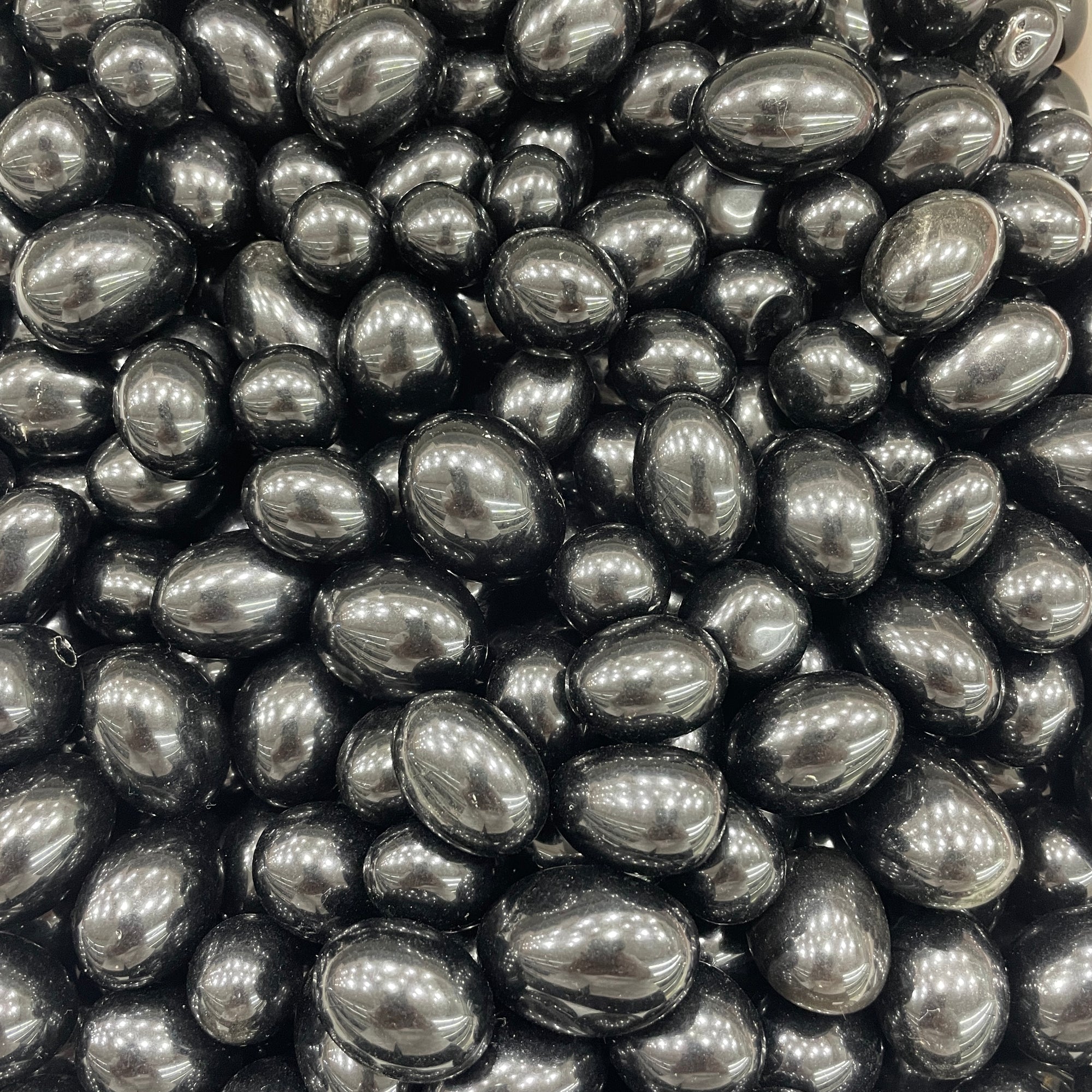 Pietra levigata di ossidiana nera