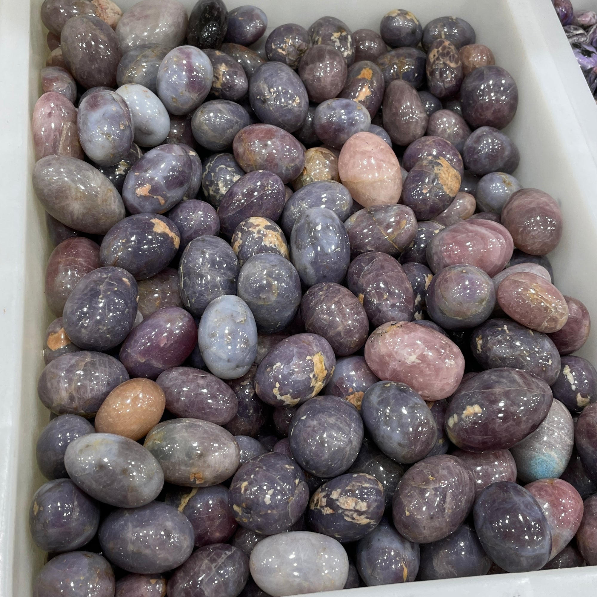 Pietra levigata di ametista rosa